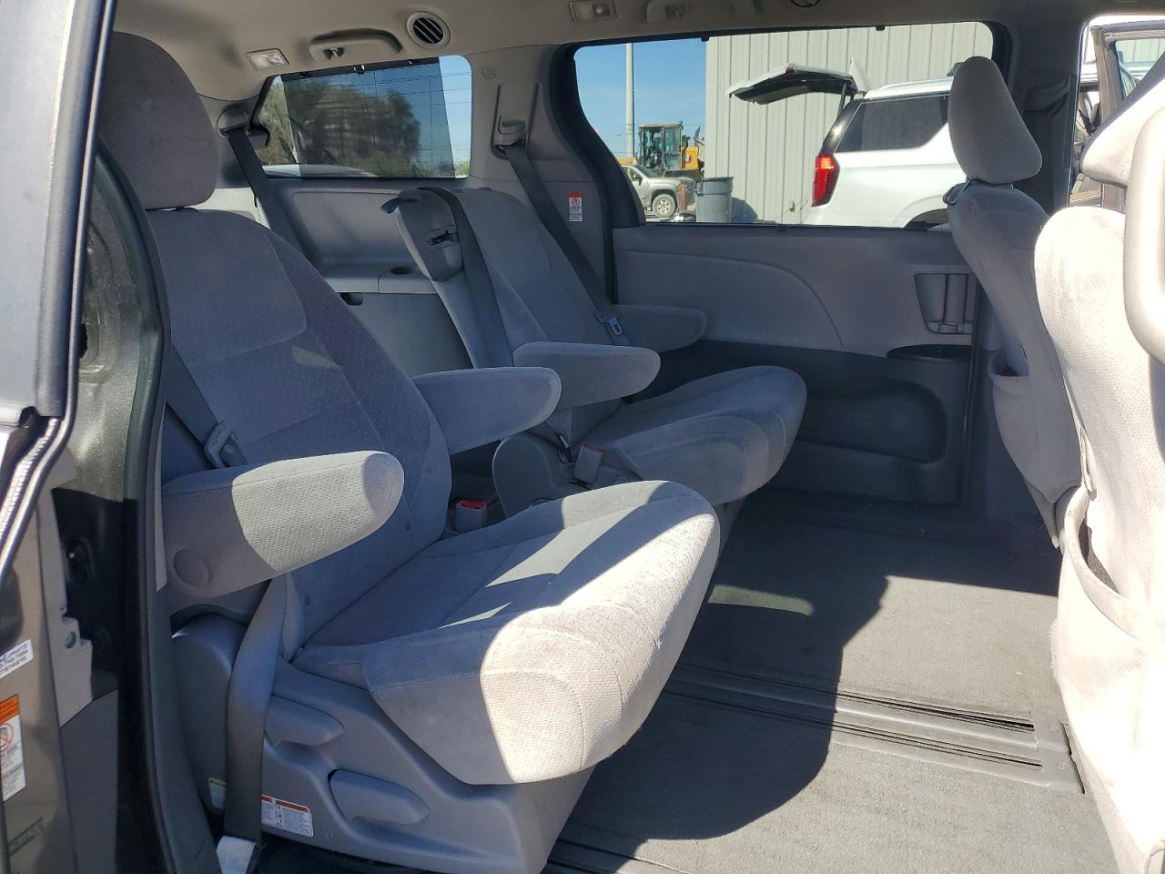 2015 TOYOTA SIENNA LE 8-PASSENGER photo 10