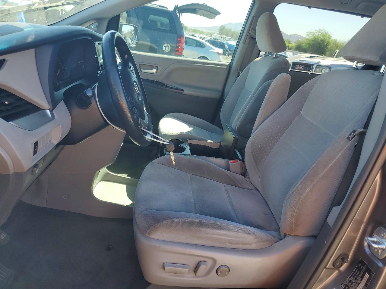 2015 TOYOTA SIENNA LE 8-PASSENGER photo 7