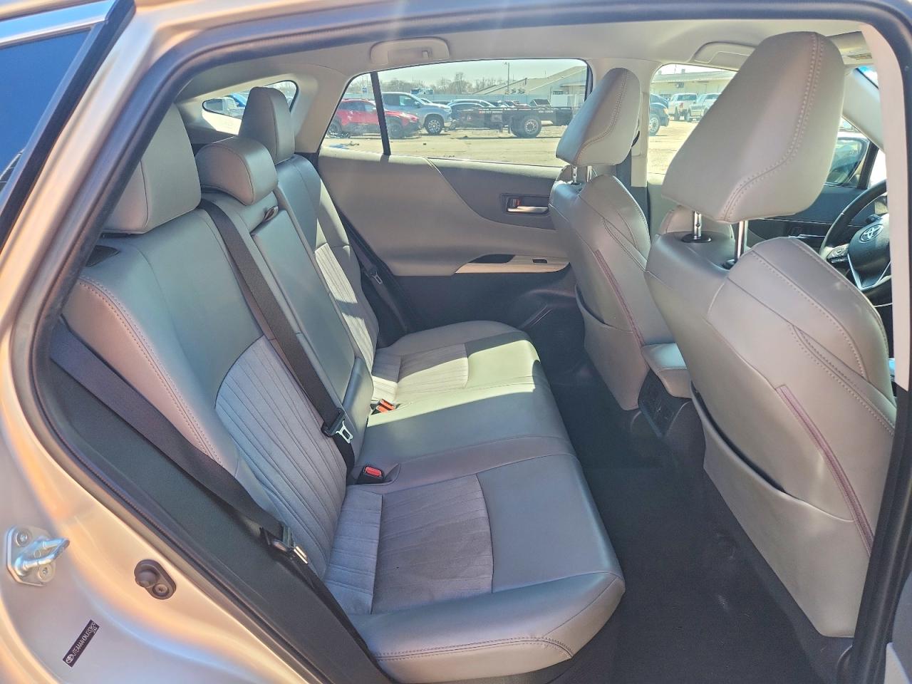 2021 TOYOTA VENZA XLE photo 19