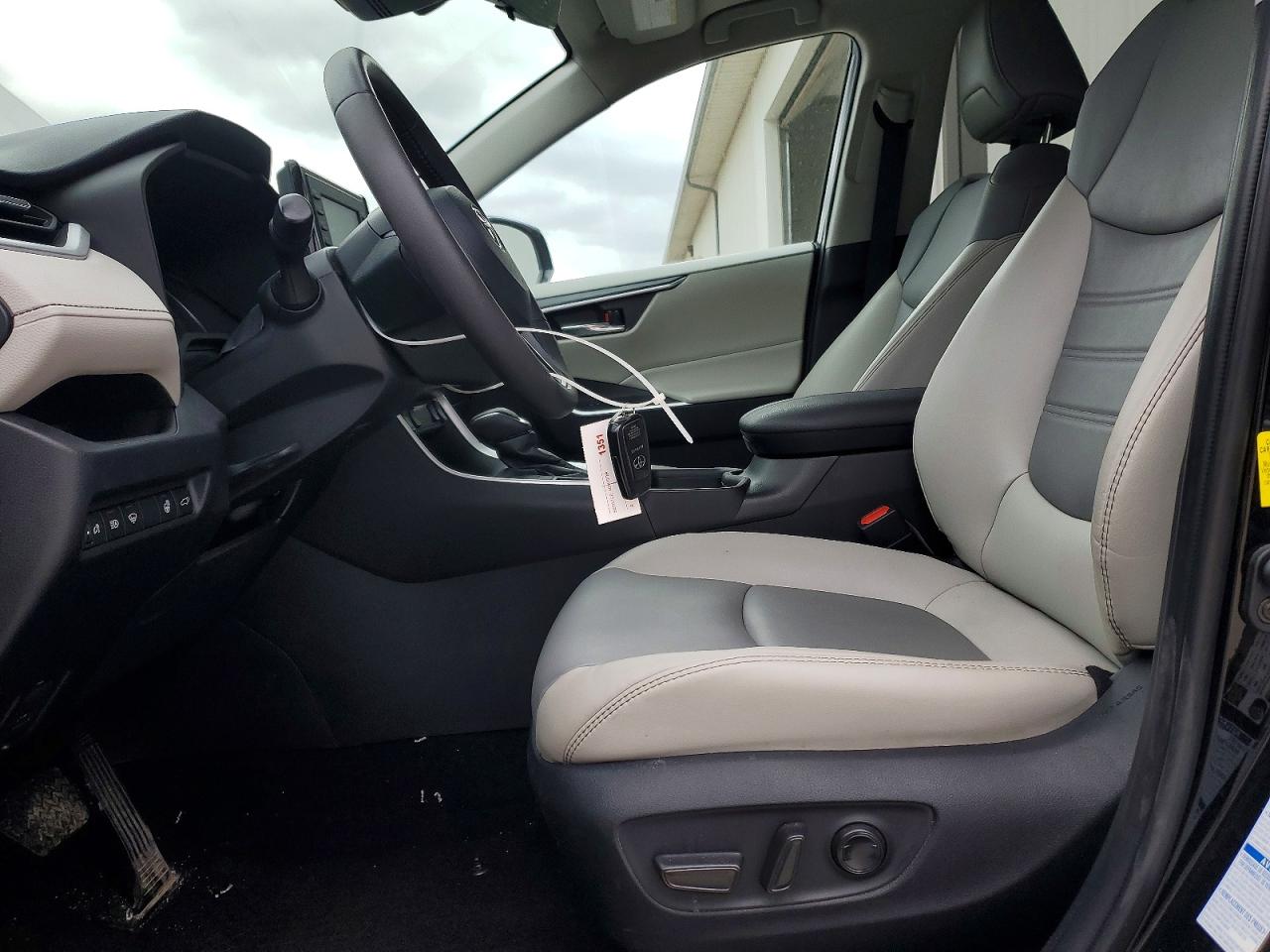 2022 TOYOTA RAV4 XLE PREMIUM photo 13