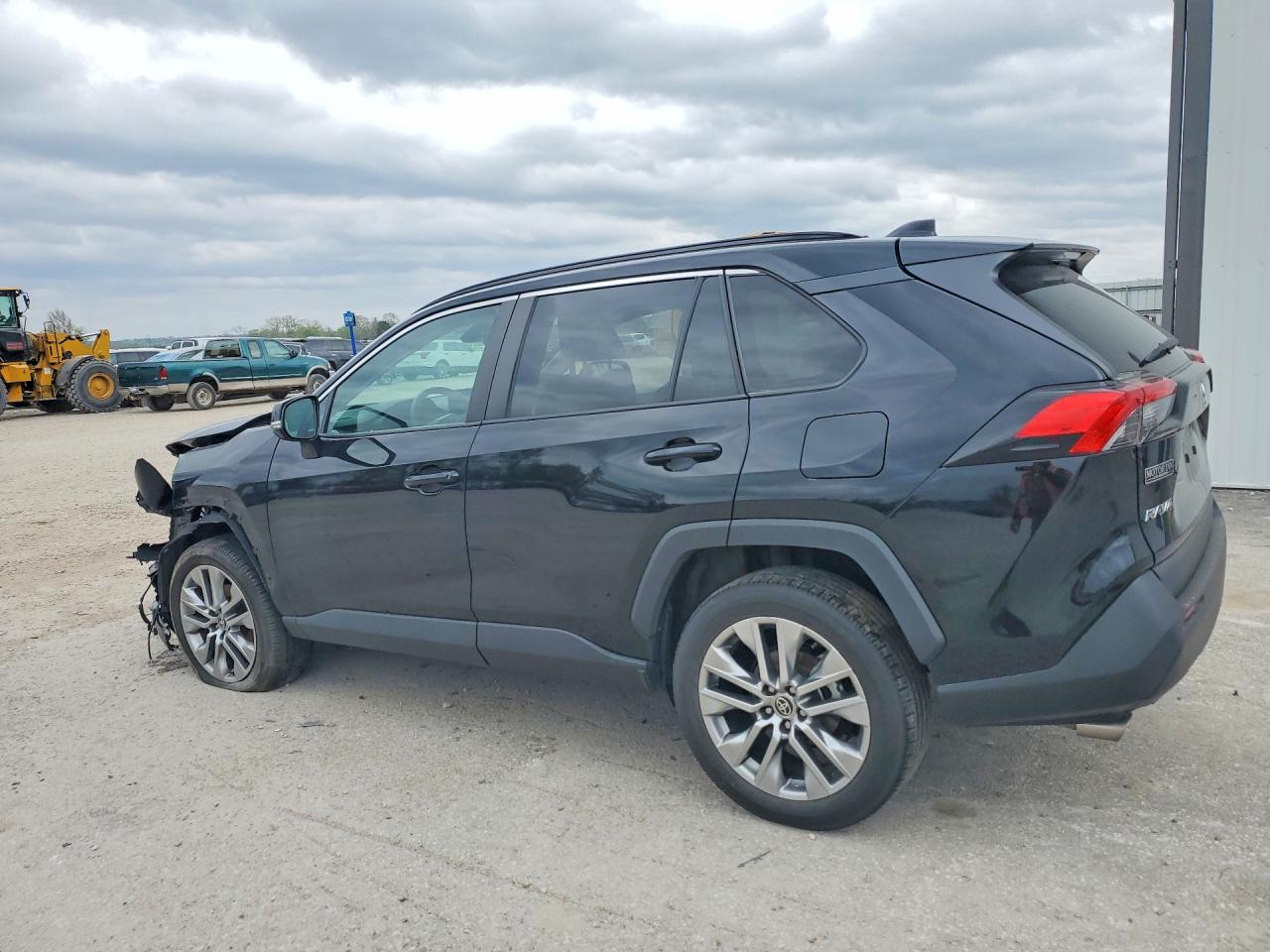 2022 TOYOTA RAV4 XLE PREMIUM photo 3