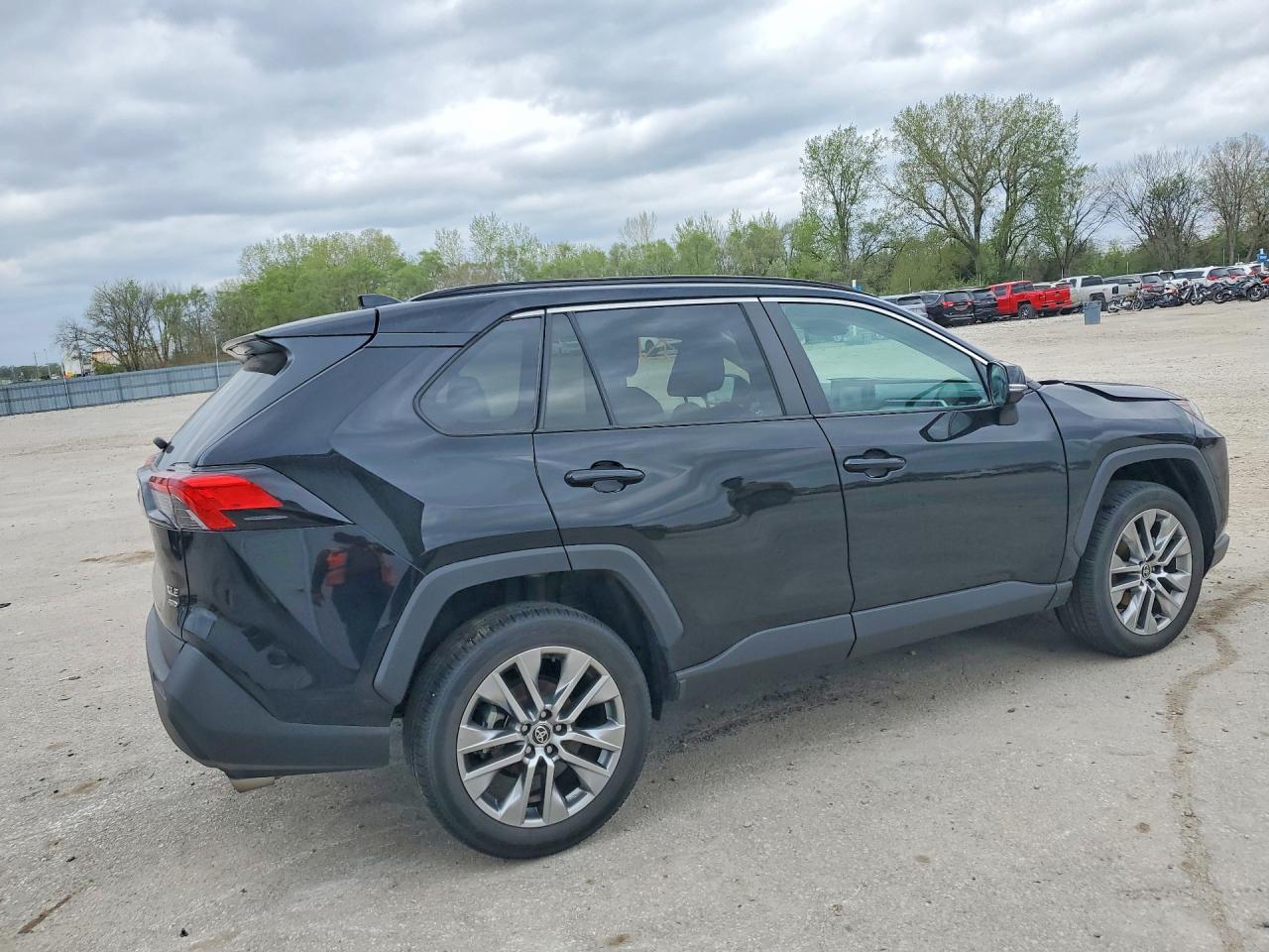 2022 TOYOTA RAV4 XLE PREMIUM photo 5