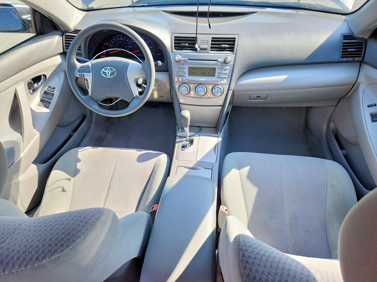 2011 TOYOTA CAMRY LE photo 8
