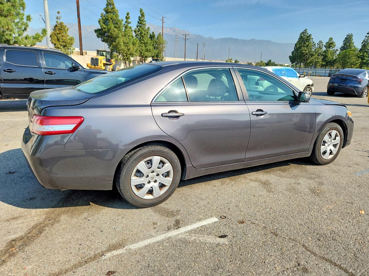2011 TOYOTA CAMRY LE photo 3