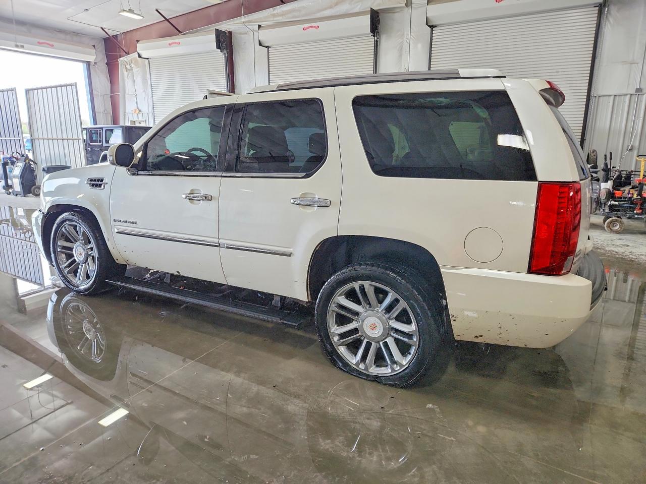 2012 CADILLAC ESCALADE PLATINUM photo 2