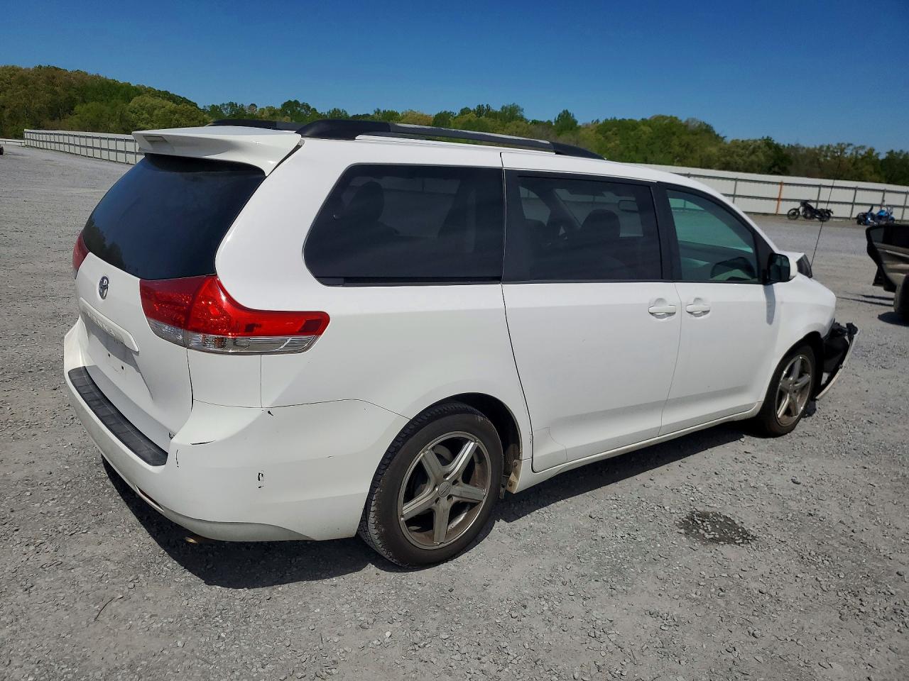 2013 TOYOTA SIENNA LE 8-PASSENGER photo 5