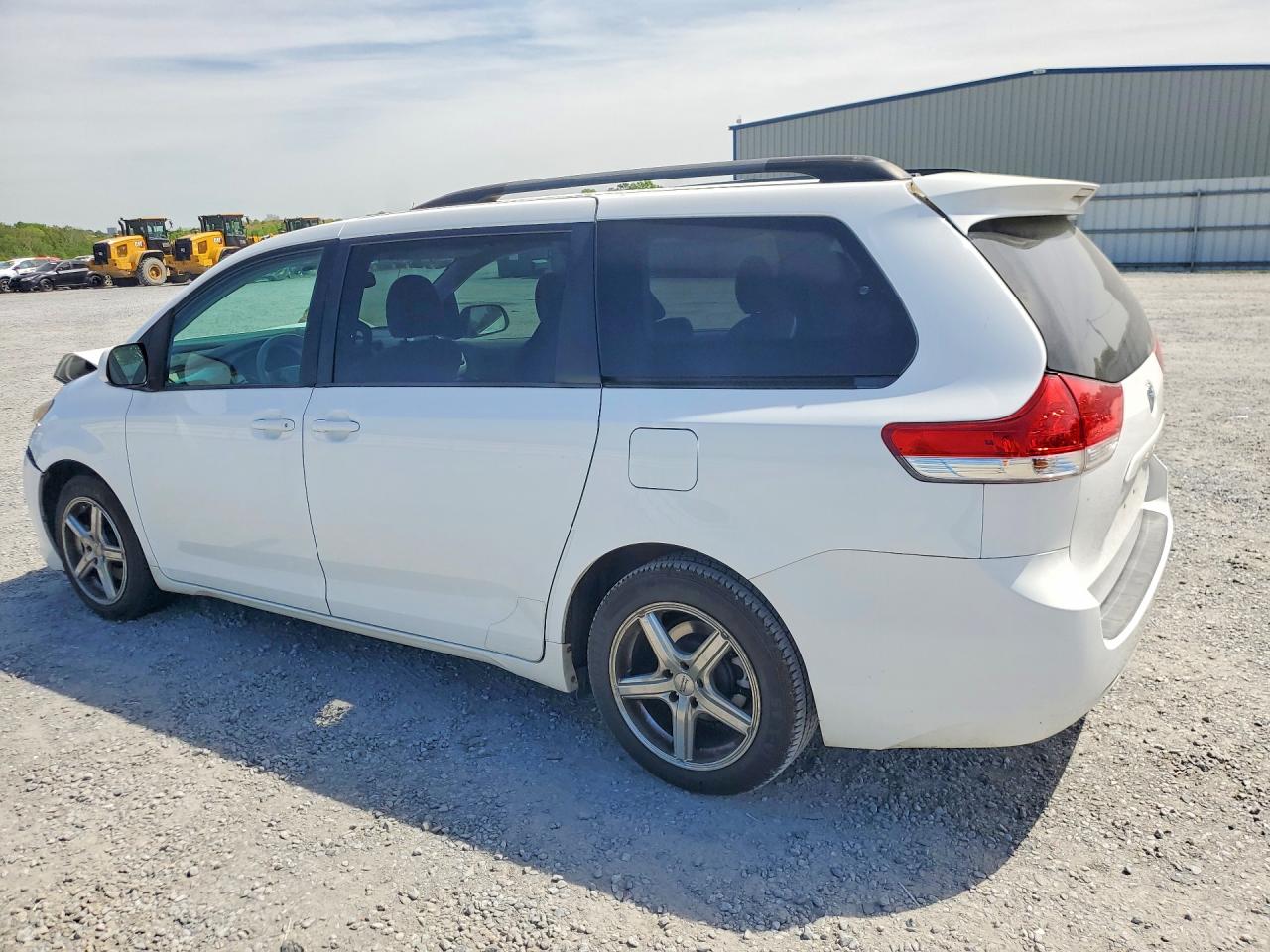 2013 TOYOTA SIENNA LE 8-PASSENGER photo 3