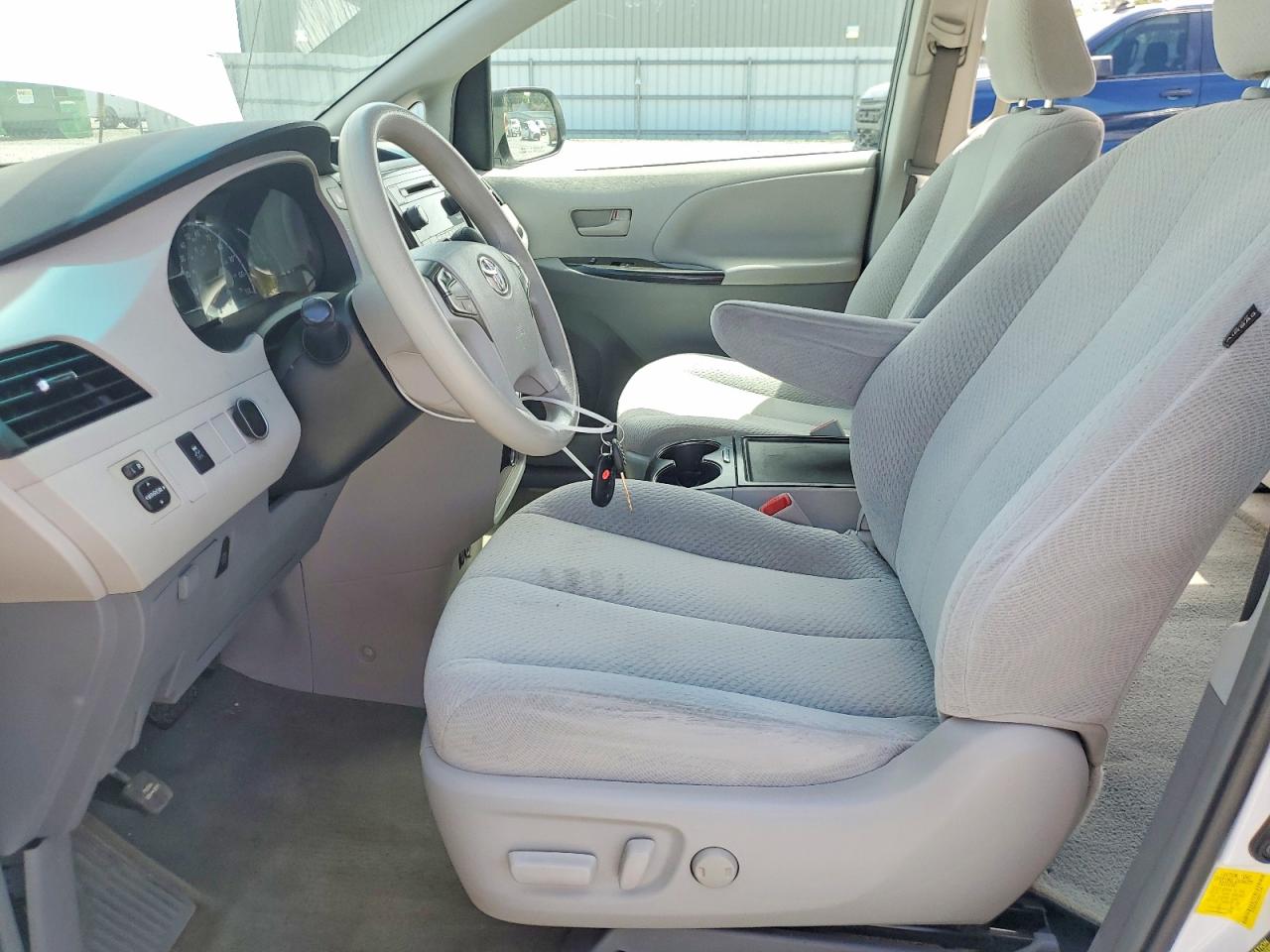 2013 TOYOTA SIENNA LE 8-PASSENGER photo 13