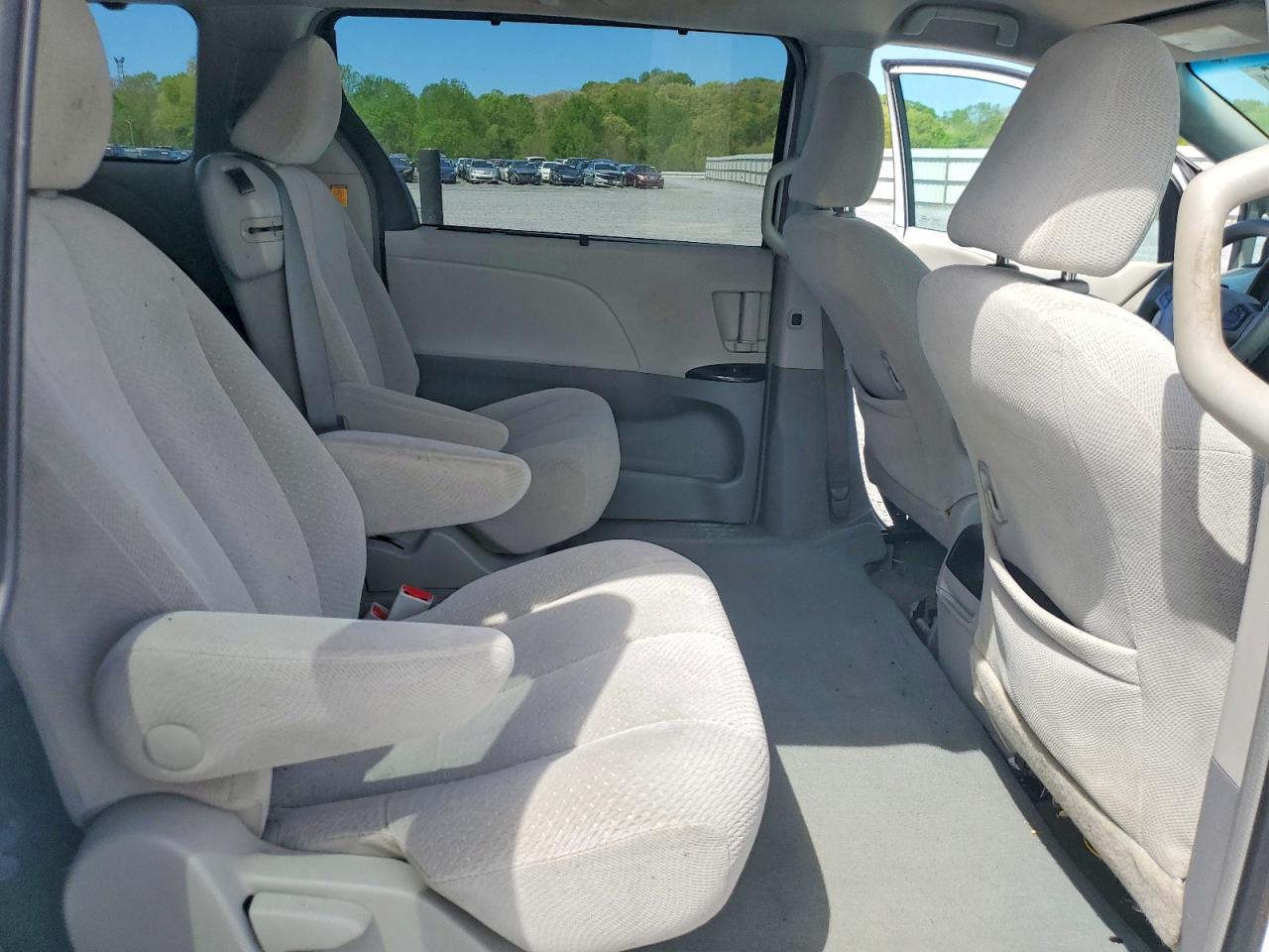 2013 TOYOTA SIENNA LE 8-PASSENGER photo 21