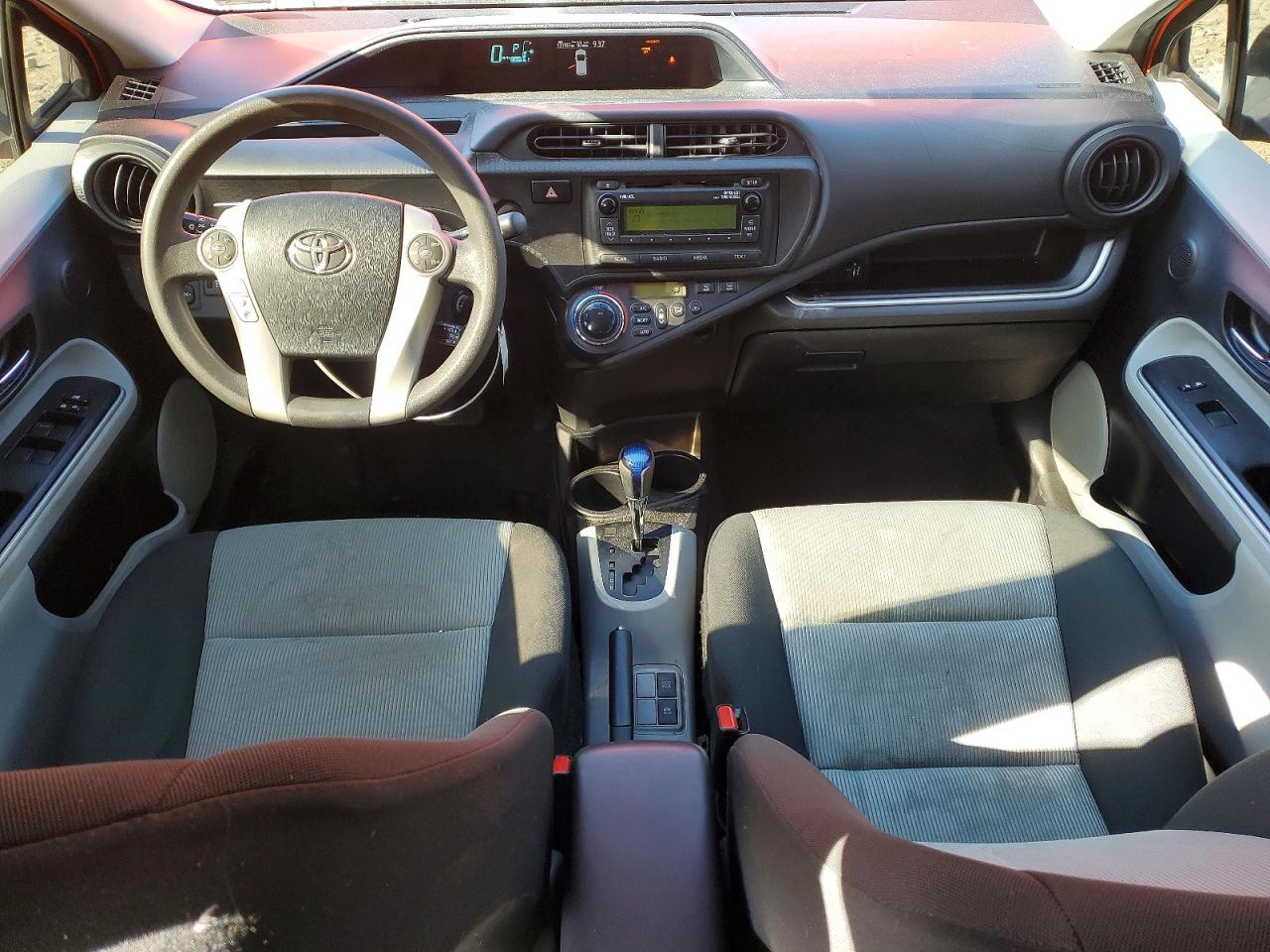 2014 TOYOTA PRIUS C TWO photo 15