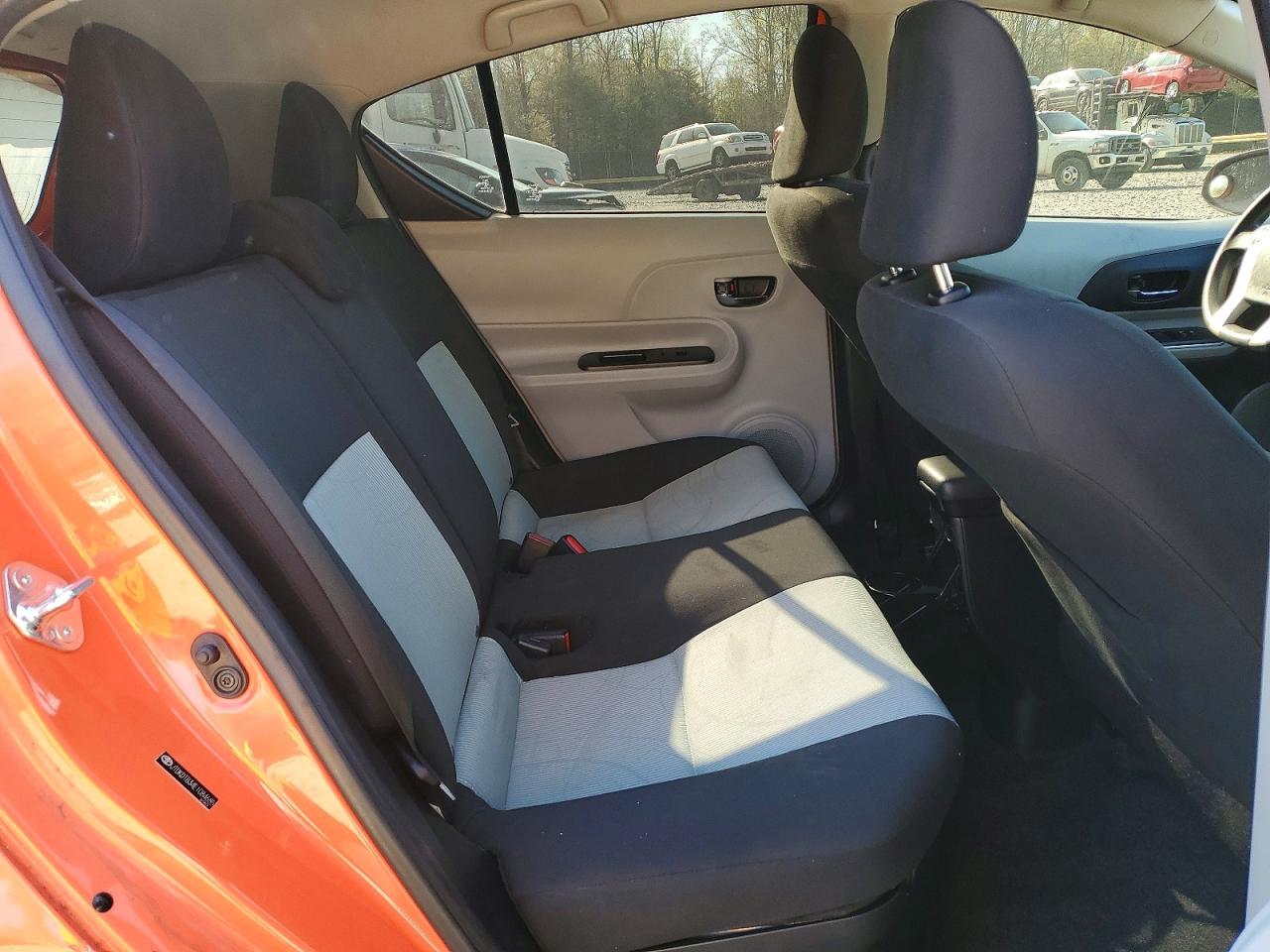 2014 TOYOTA PRIUS C TWO photo 19