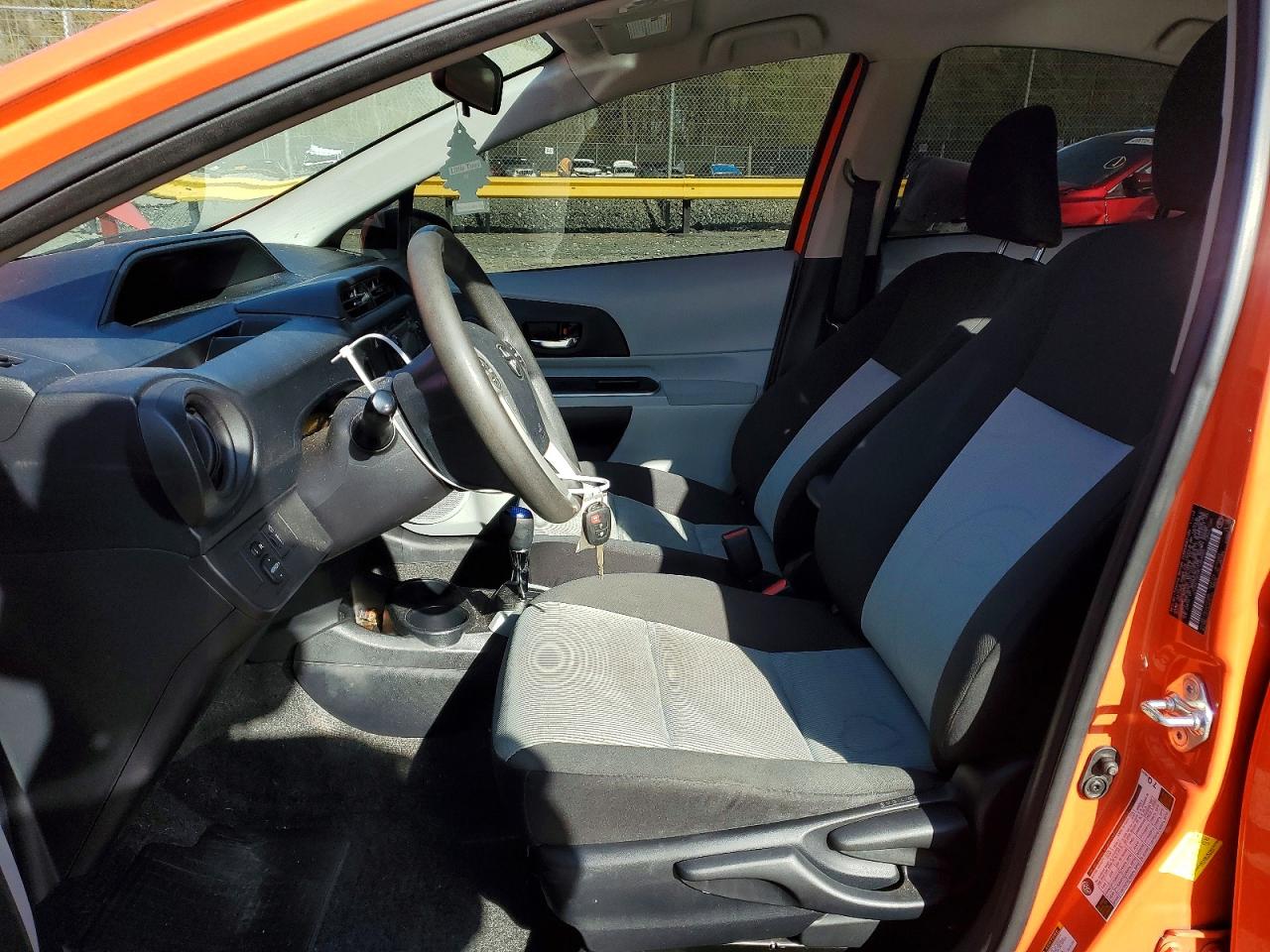 2014 TOYOTA PRIUS C TWO photo 13