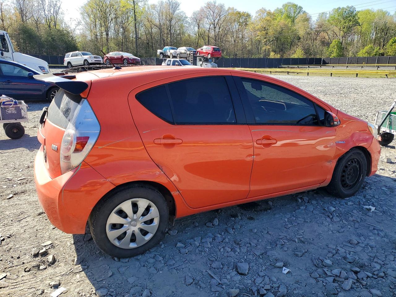 2014 TOYOTA PRIUS C TWO photo 5