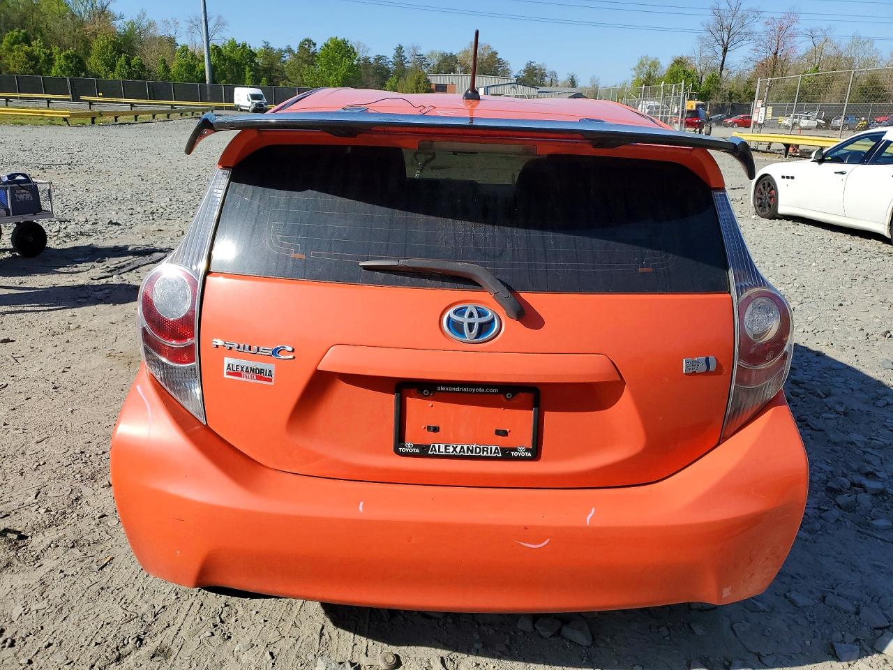 2014 TOYOTA PRIUS C TWO photo 11