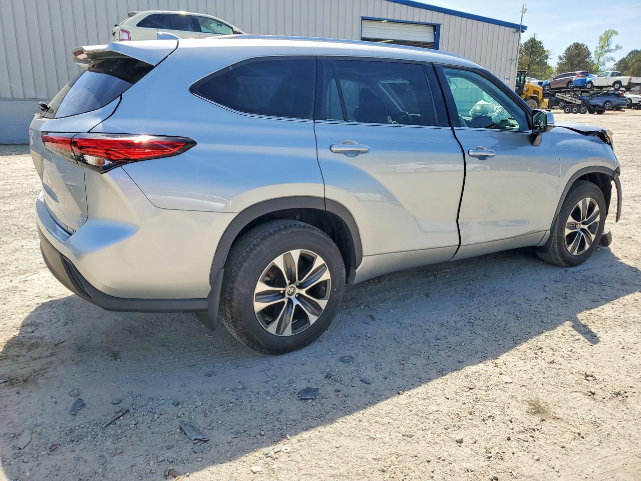 2021 TOYOTA HIGHLANDER XLE photo 3