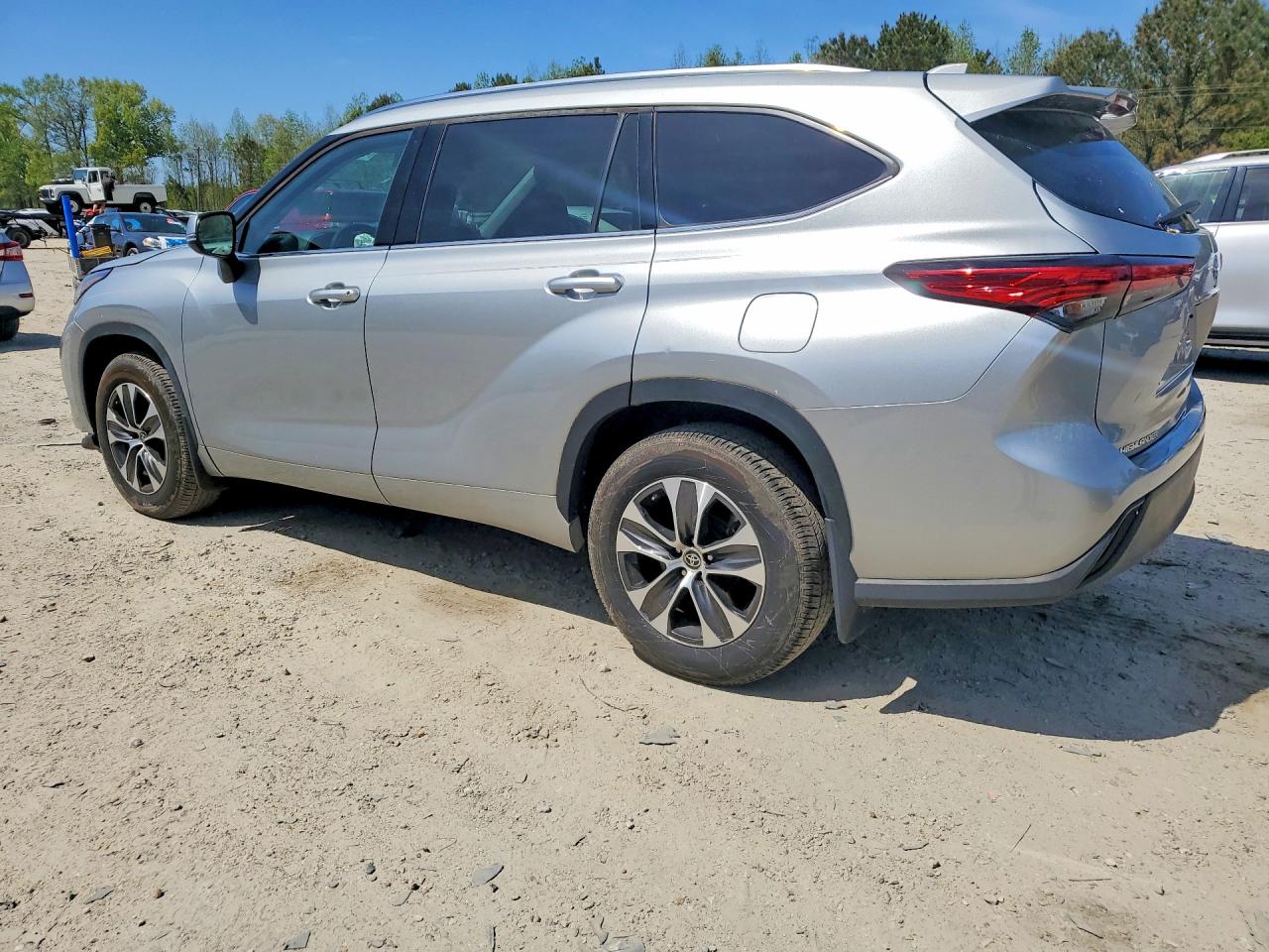 2021 TOYOTA HIGHLANDER XLE photo 2