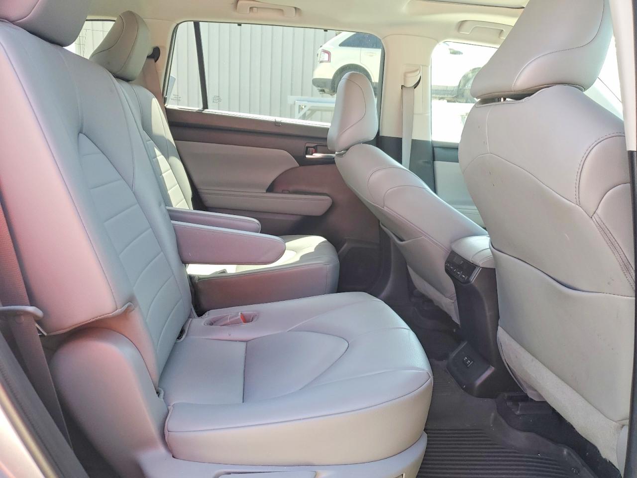 2021 TOYOTA HIGHLANDER XLE photo 11