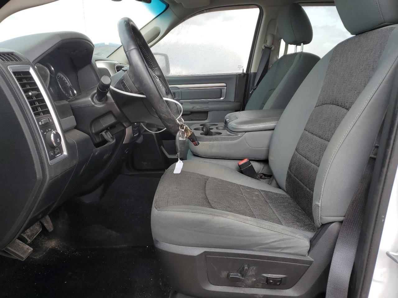 2016 RAM 1500 SLT photo 13