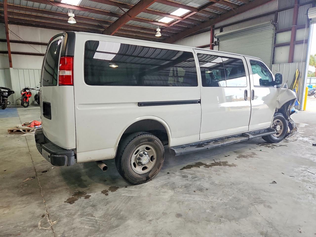 2021 CHEVROLET EXPRESS G3500 LT photo 3