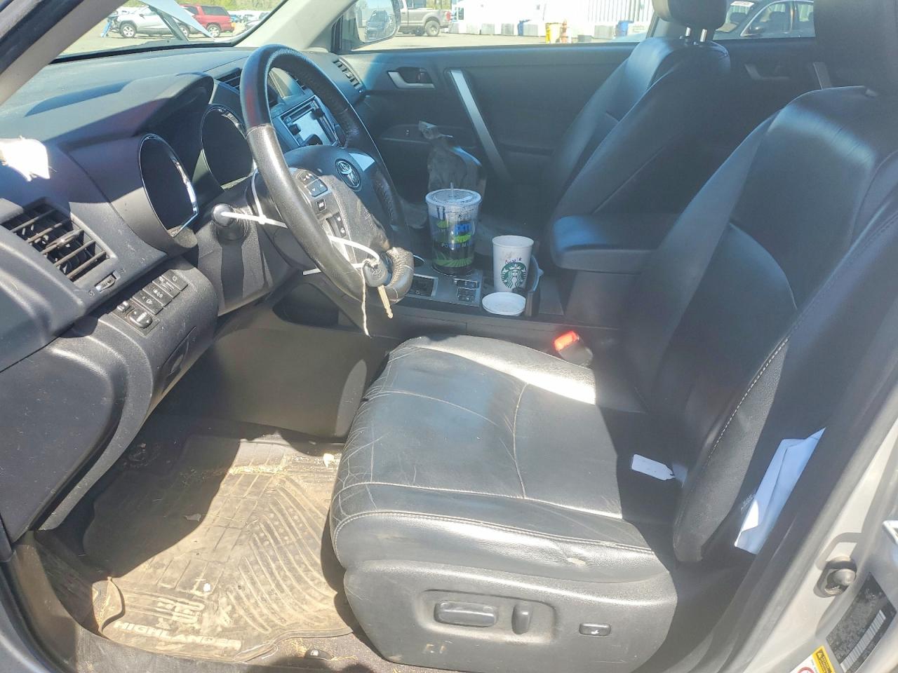2013 TOYOTA HIGHLANDER SE photo 13