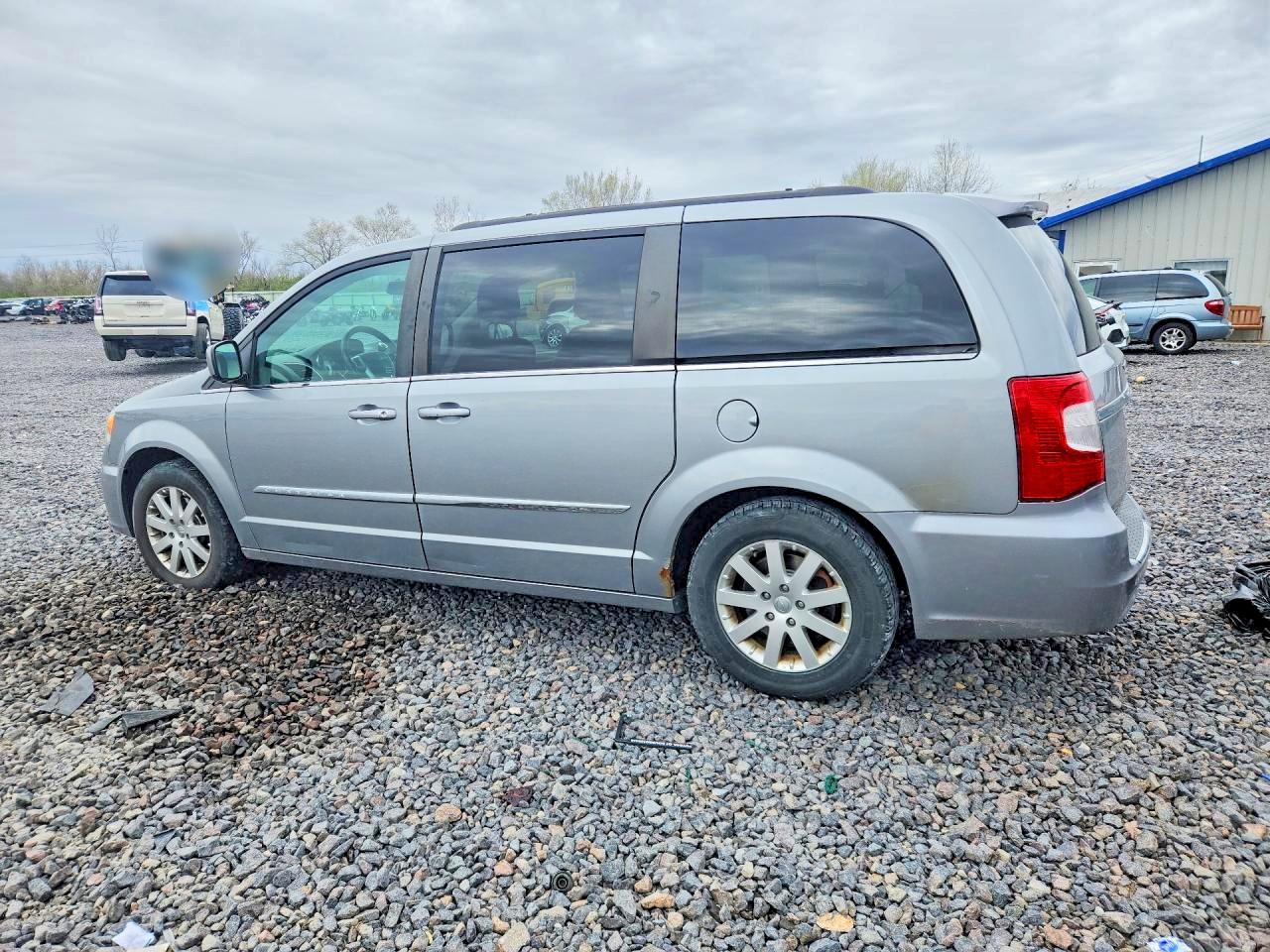 2015 CHRYSLER TOWN & COUNTRY TOURING photo 2