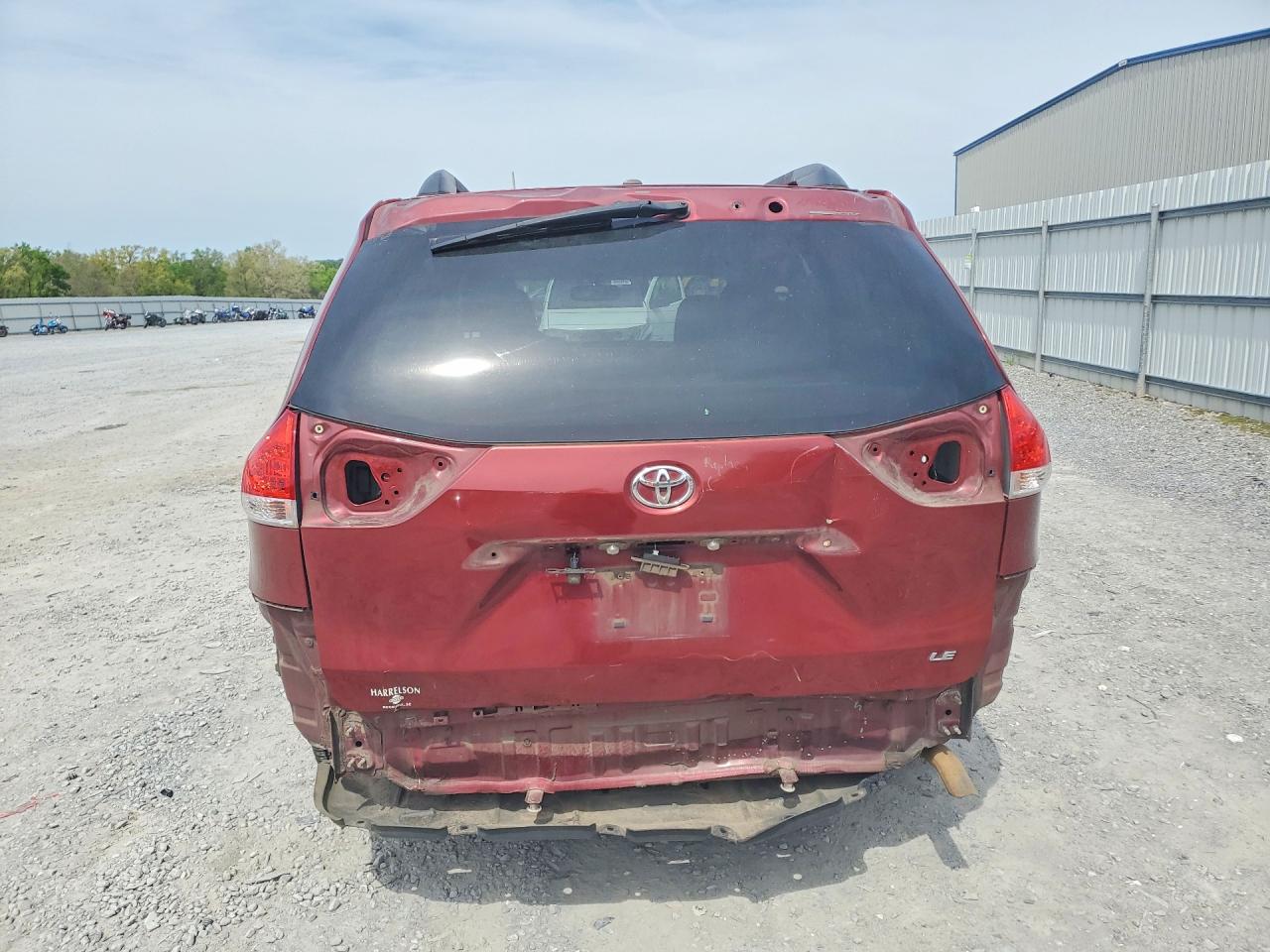 2013 TOYOTA SIENNA LE 8-PASSENGER photo 16