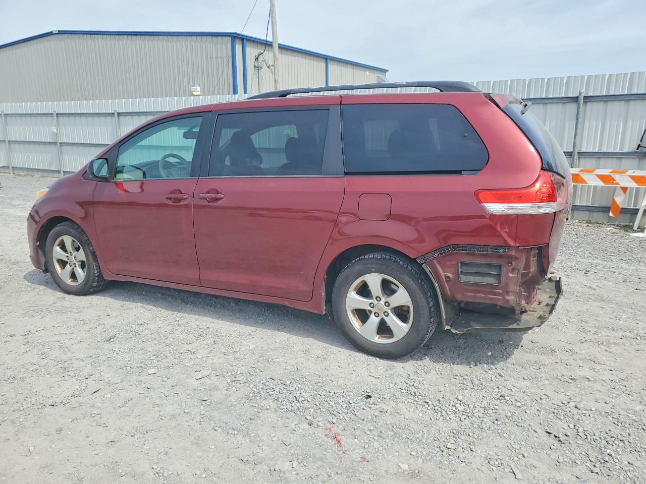 2013 TOYOTA SIENNA LE 8-PASSENGER photo 4
