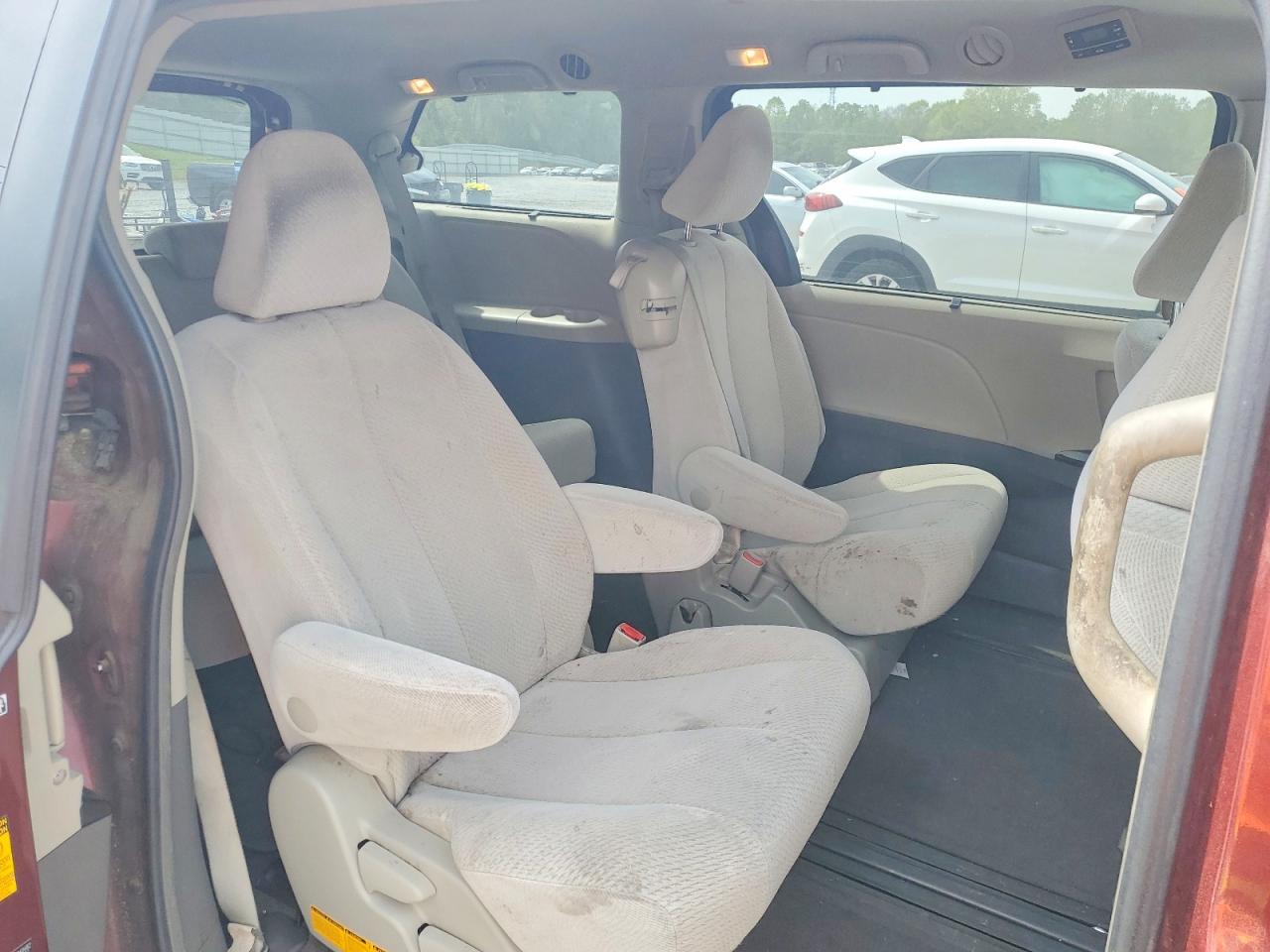 2013 TOYOTA SIENNA LE 8-PASSENGER photo 31
