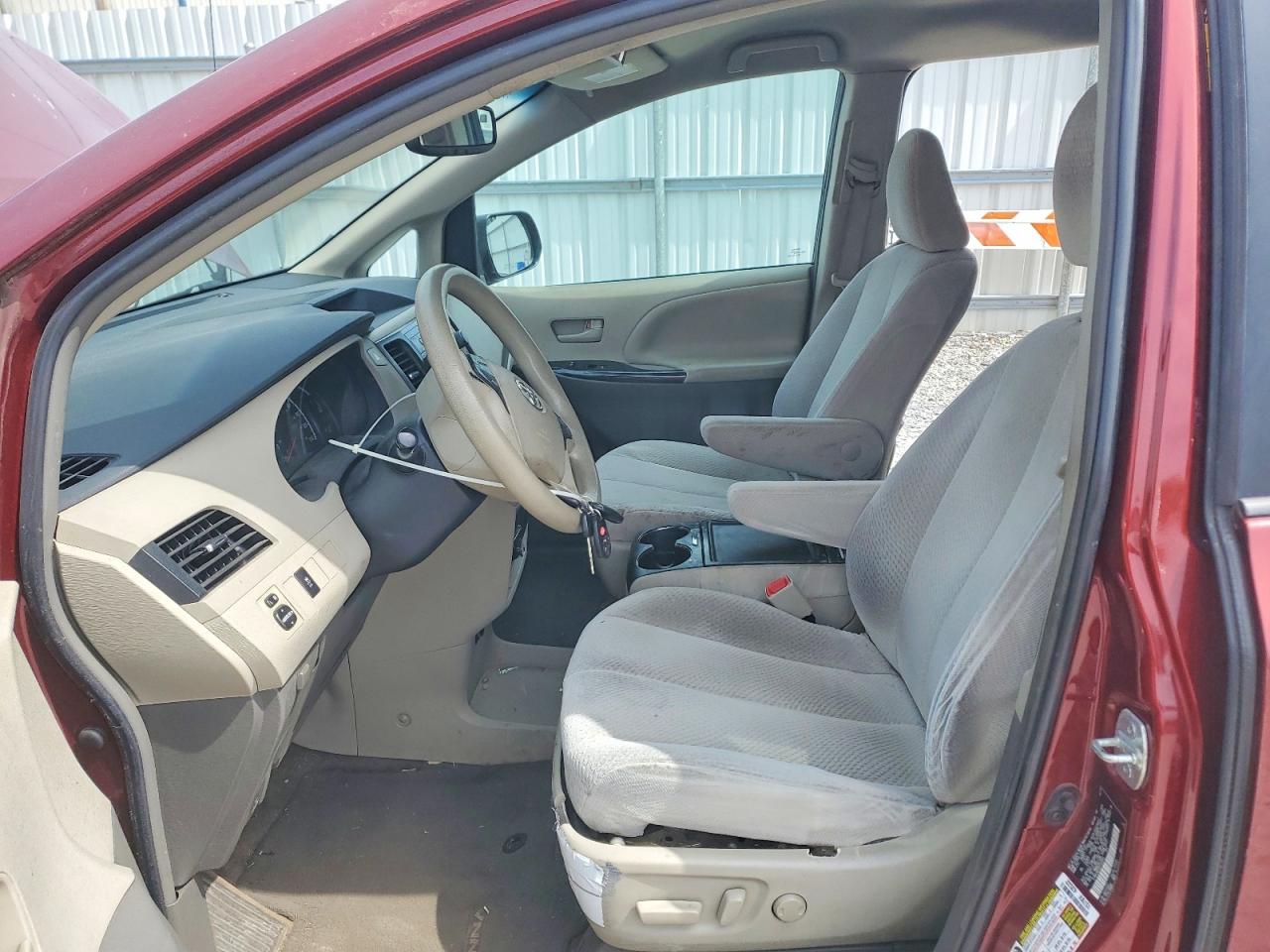 2013 TOYOTA SIENNA LE 8-PASSENGER photo 19