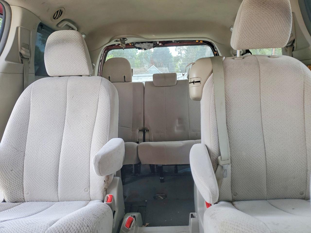 2013 TOYOTA SIENNA LE 8-PASSENGER photo 28