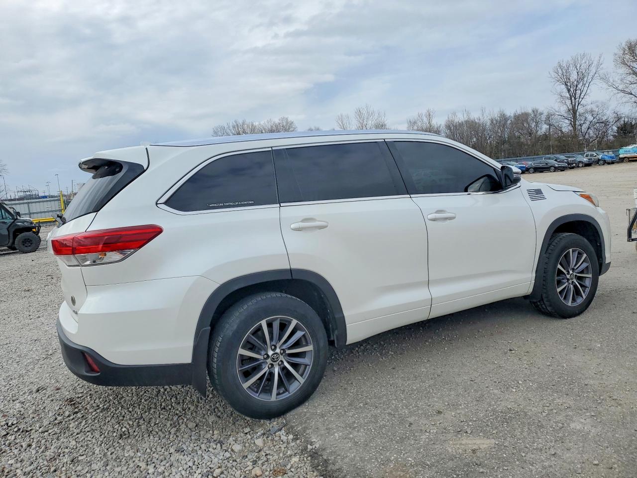 2018 TOYOTA HIGHLANDER XLE photo 7
