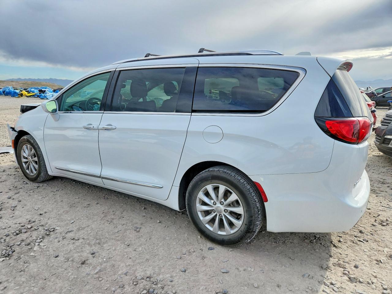 2019 CHRYSLER PACIFICA TOURING L photo 2