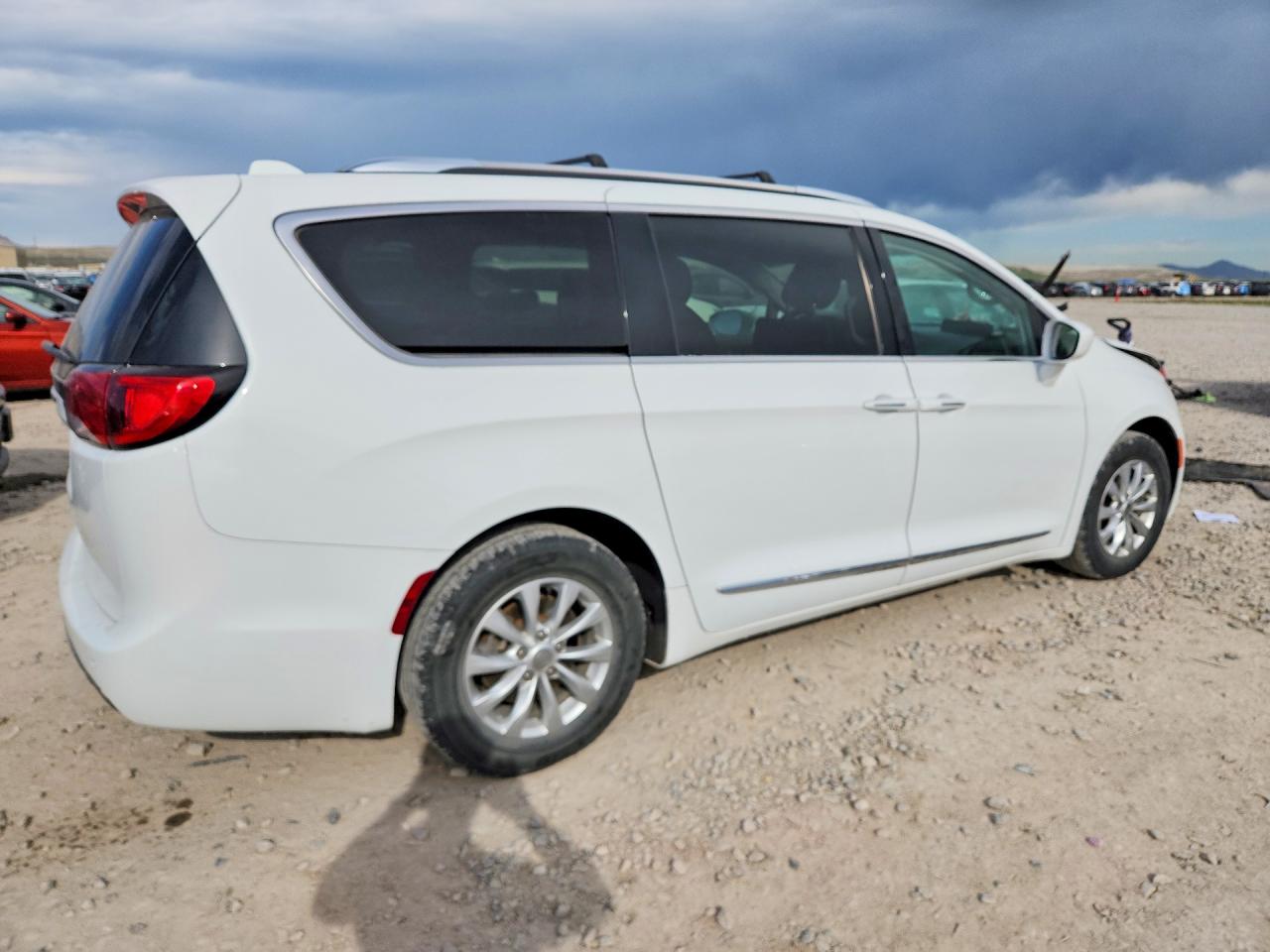 2019 CHRYSLER PACIFICA TOURING L photo 3