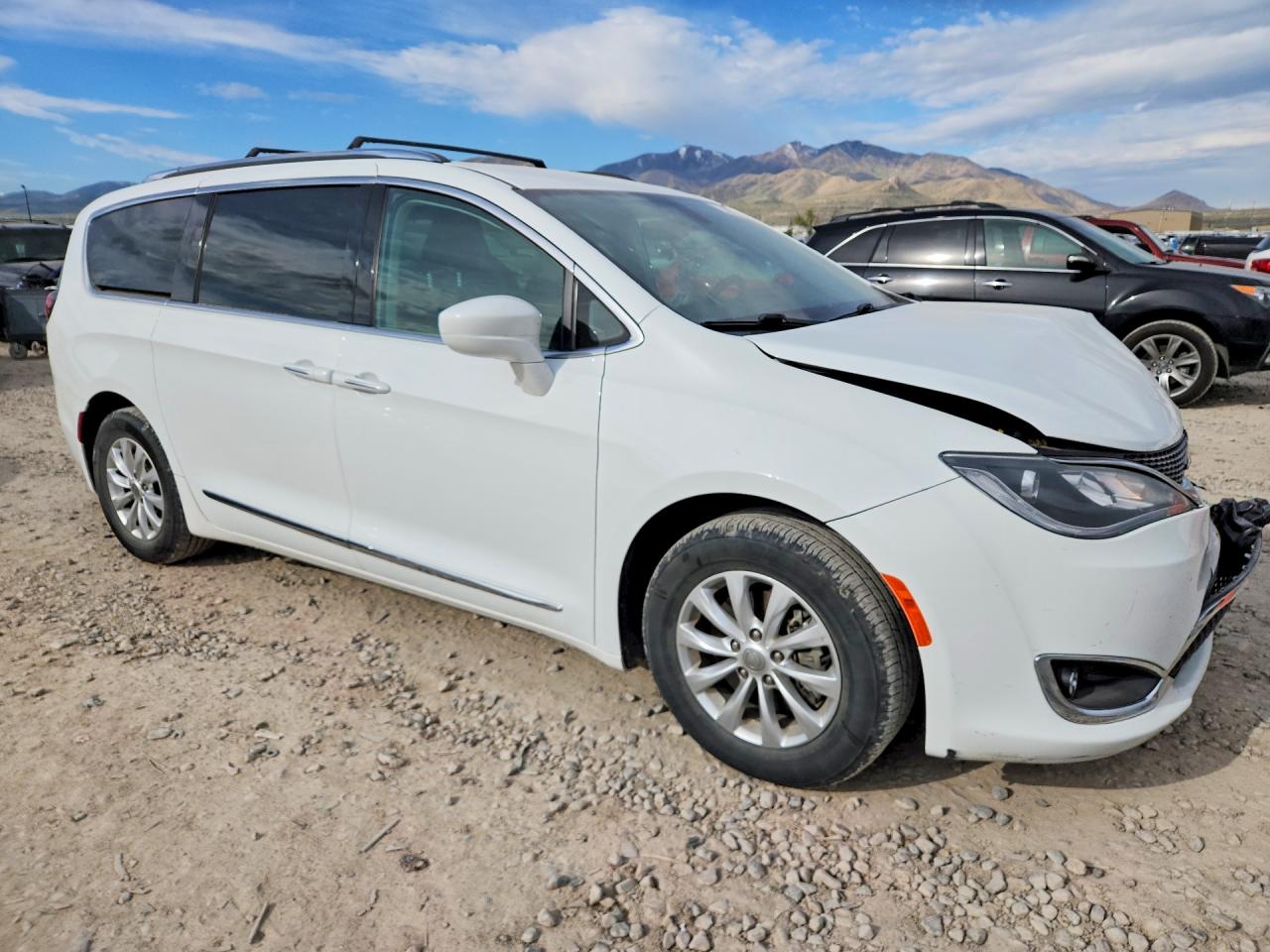 2019 CHRYSLER PACIFICA TOURING L photo 4