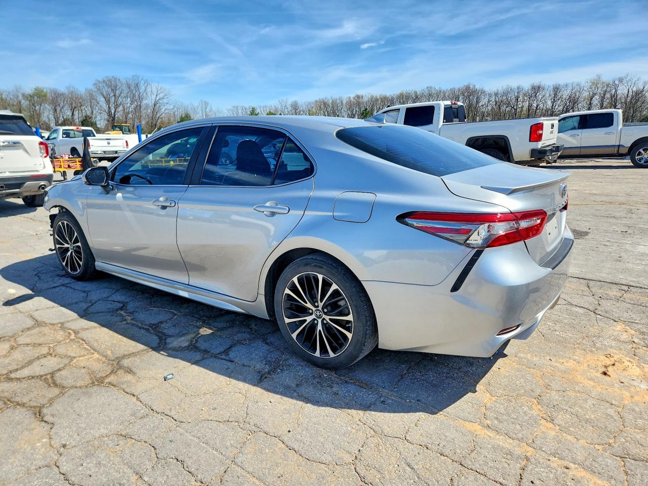 2018 TOYOTA CAMRY SE photo 3