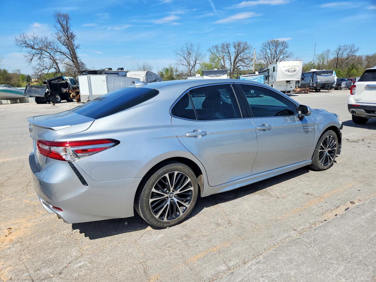 2018 TOYOTA CAMRY SE photo 5