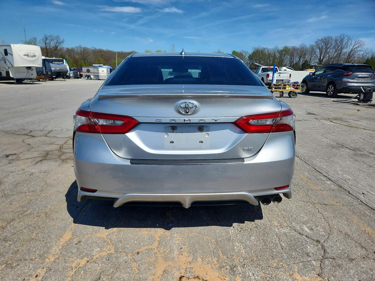 2018 TOYOTA CAMRY SE photo 11