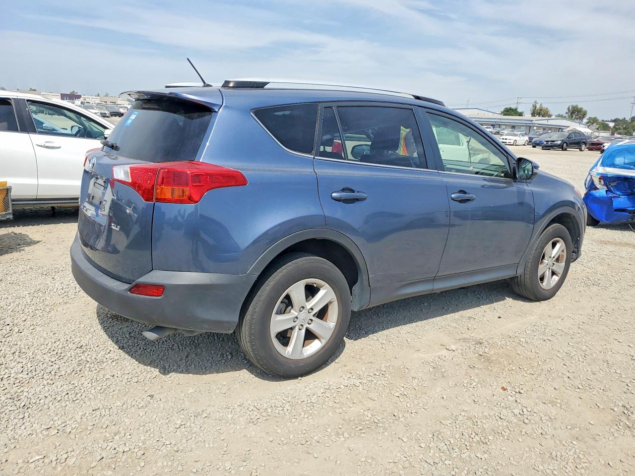 2013 TOYOTA RAV4 XLE photo 5