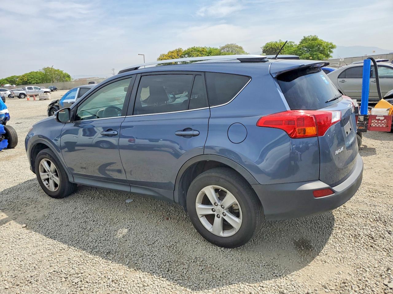 2013 TOYOTA RAV4 XLE photo 3