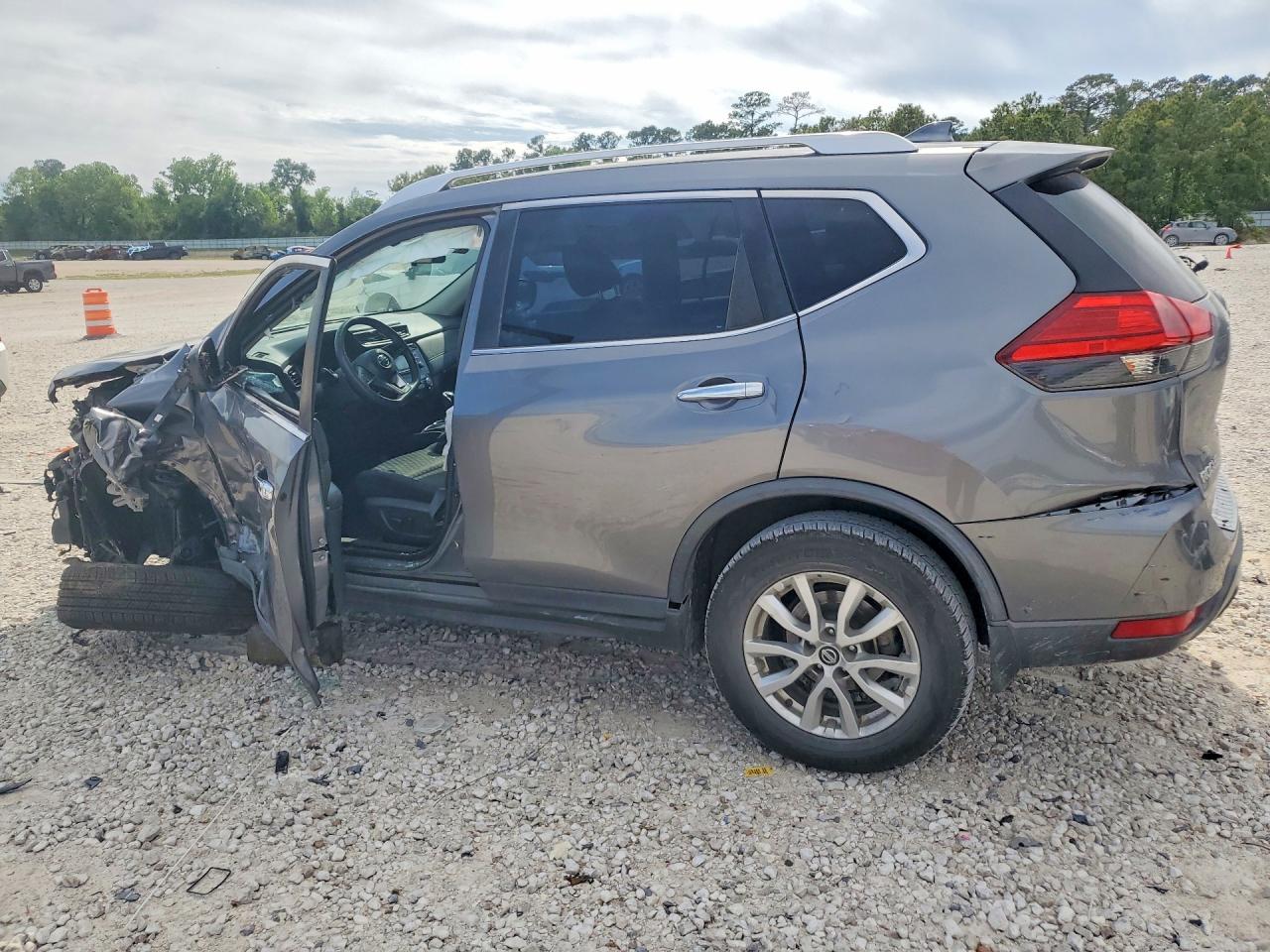 2017 NISSAN ROGUE SV photo 3