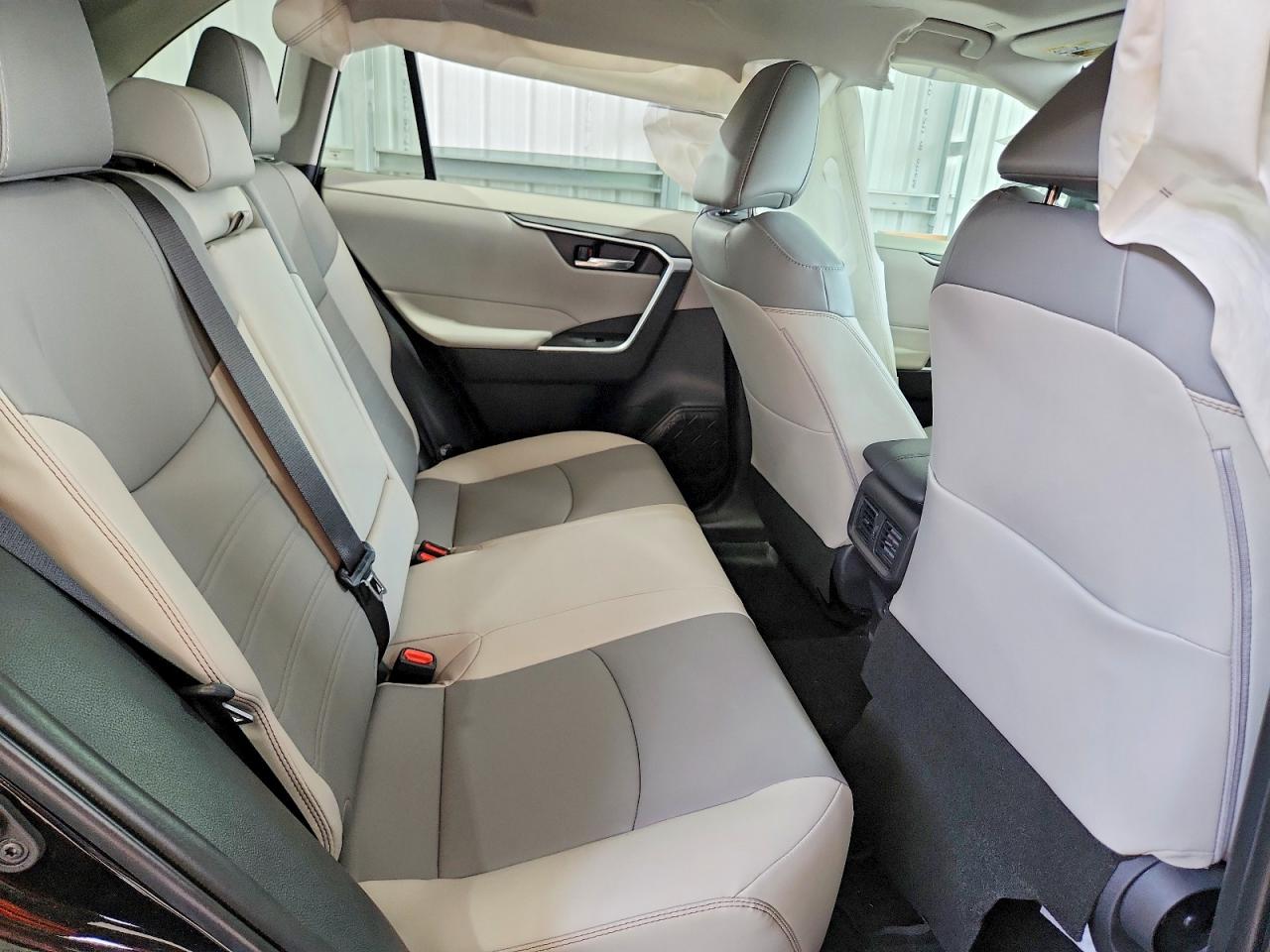 2025 TOYOTA RAV4 XLE PREMIUM photo 31