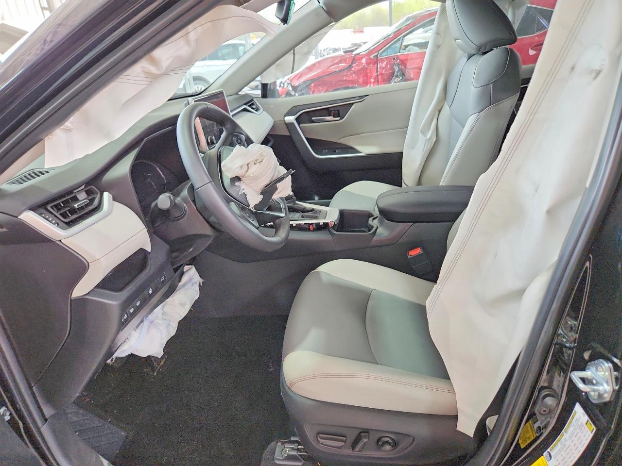 2025 TOYOTA RAV4 XLE PREMIUM photo 19