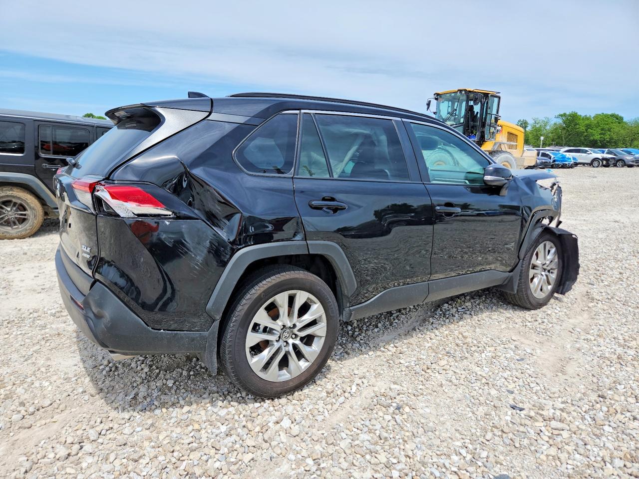 2025 TOYOTA RAV4 XLE PREMIUM photo 7