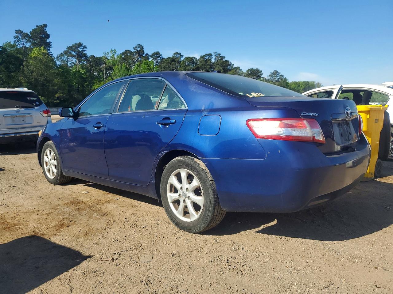 2011 TOYOTA CAMRY LE photo 4
