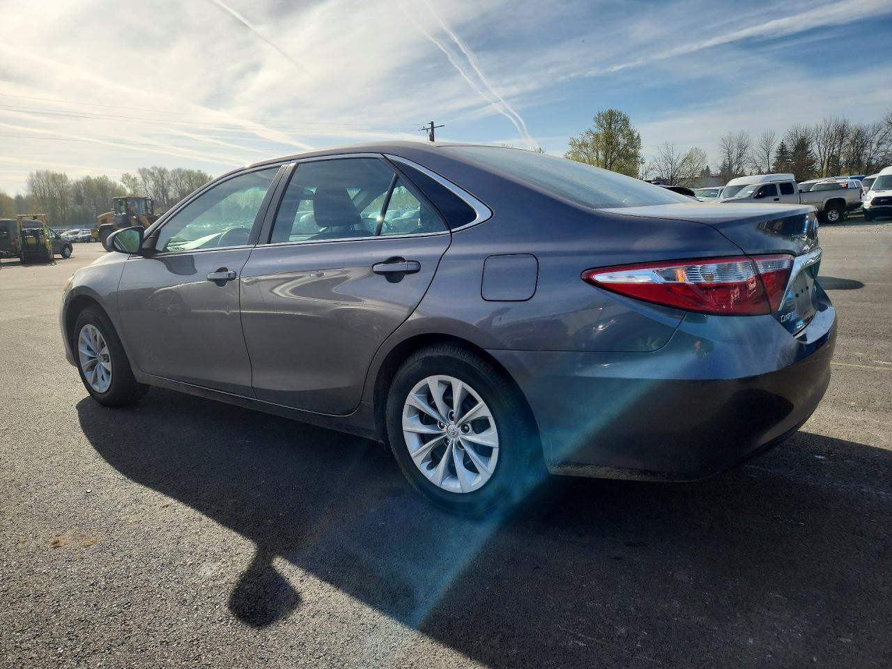 2017 TOYOTA CAMRY LE photo 3