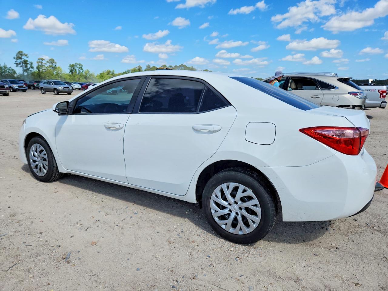 2019 TOYOTA COROLLA LE photo 3