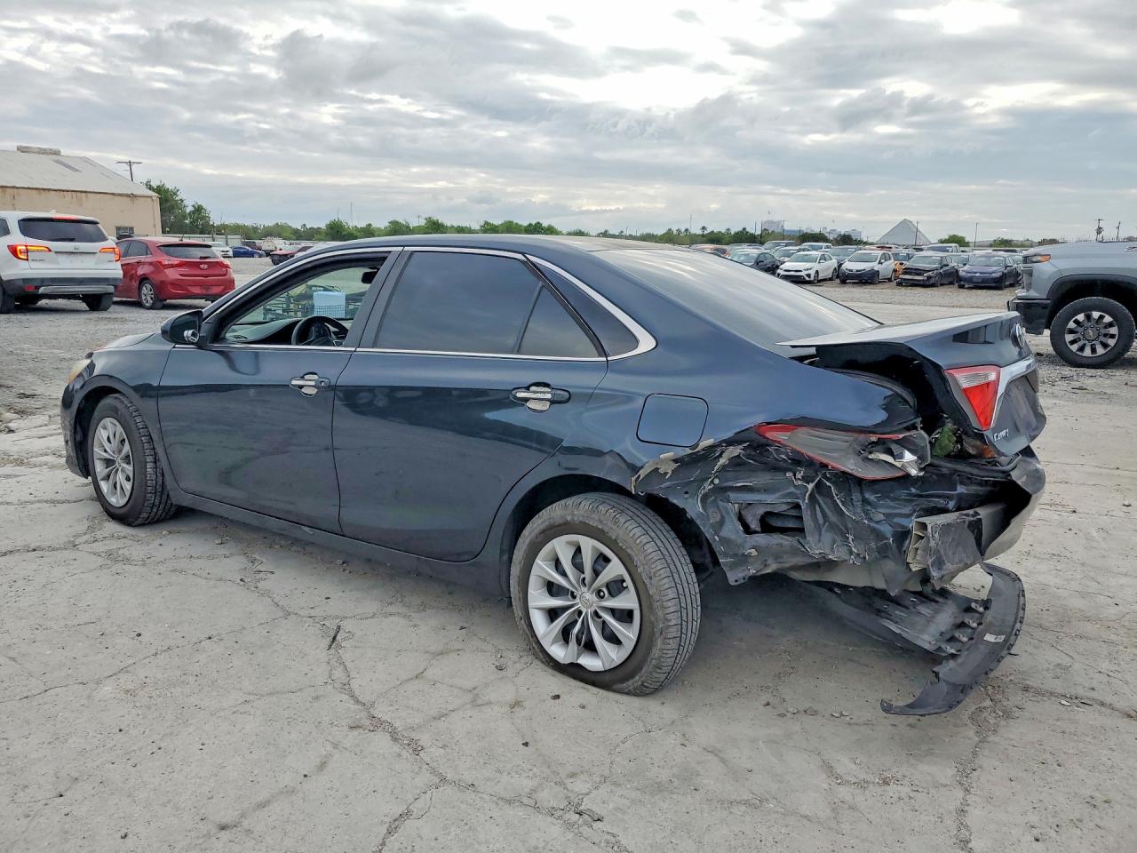 2016 TOYOTA CAMRY LE photo 2