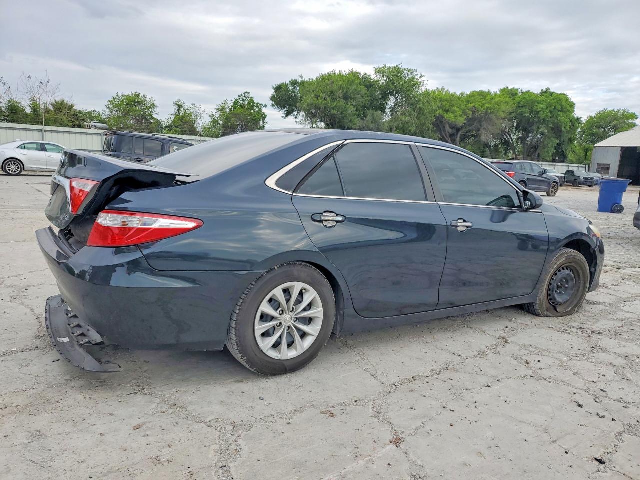 2016 TOYOTA CAMRY LE photo 3