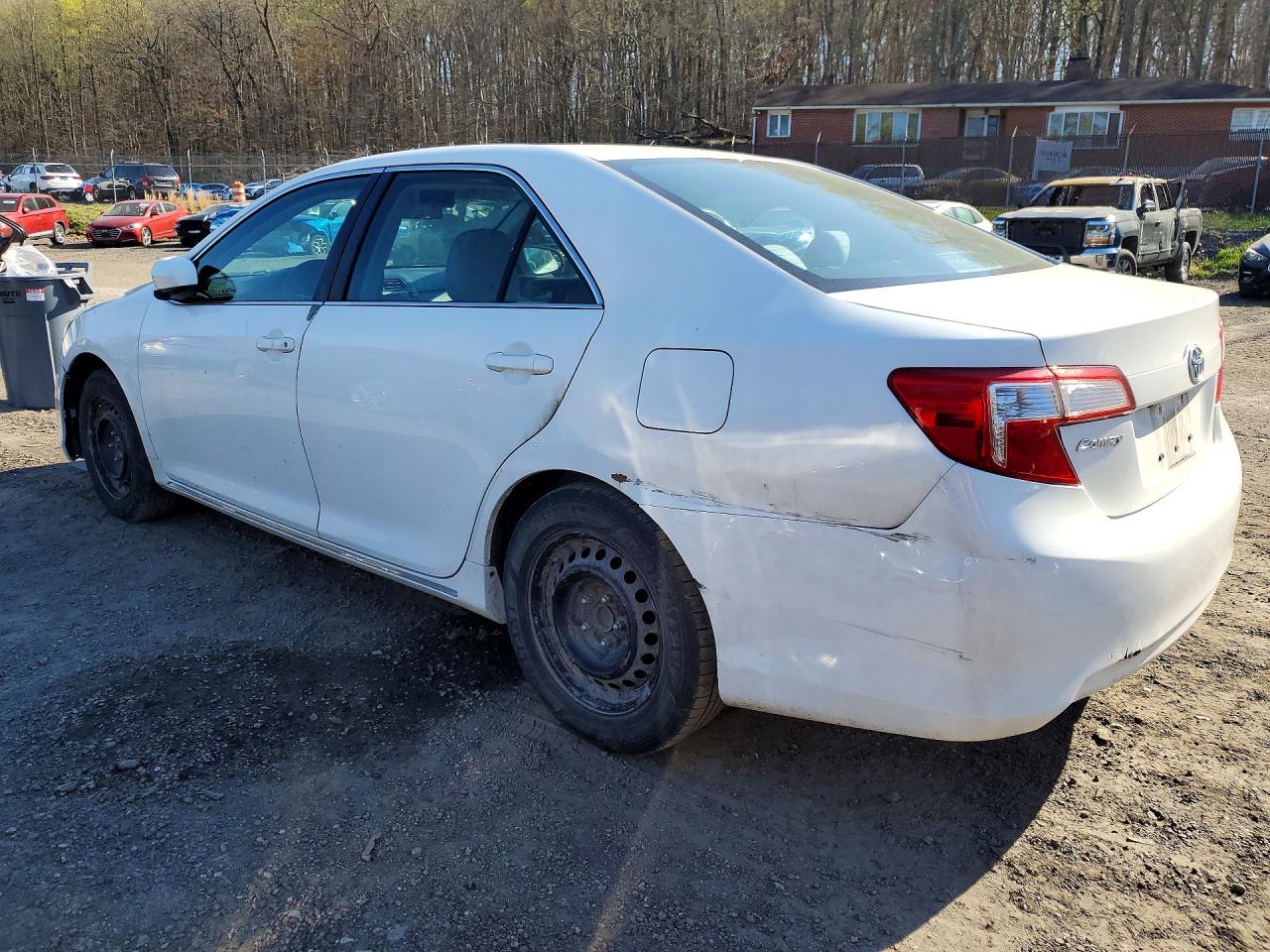 2014 TOYOTA CAMRY LE photo 2