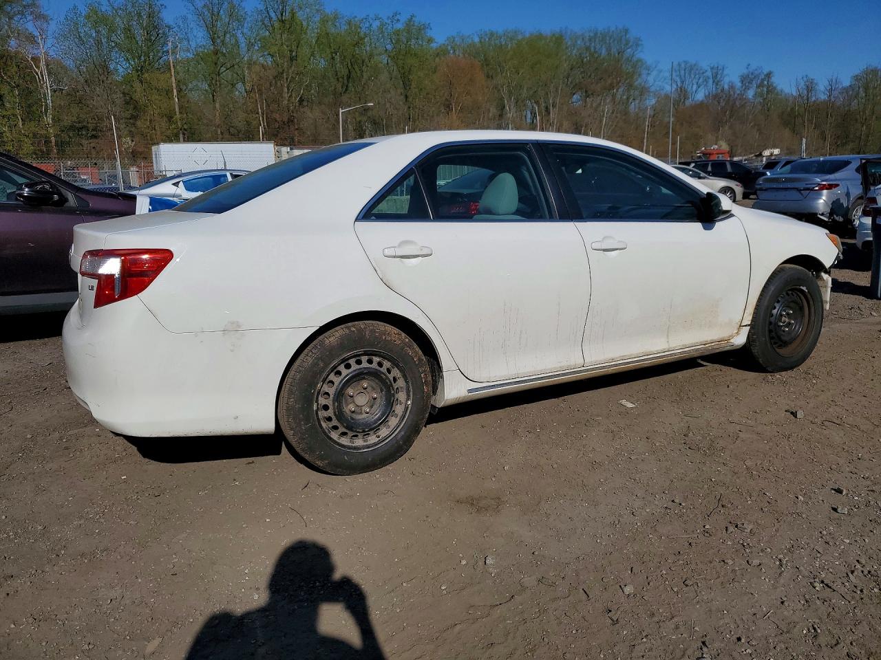 2014 TOYOTA CAMRY LE photo 3